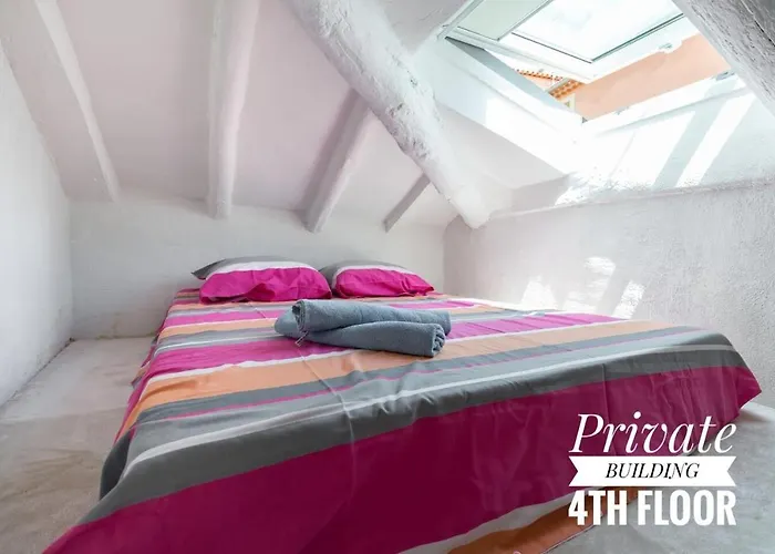 Апартаменты Private Building, 4 Apts, Unique At Nice- Old Town