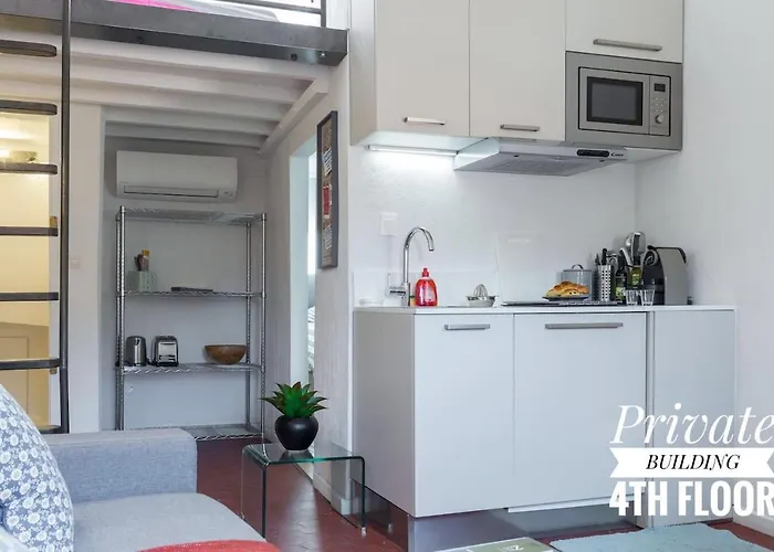 Private Building, 4 Apts, Unique At Nice- Old Town アパート