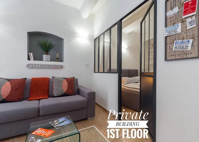 Private Building, 4 Apts, Unique At Nice- Old Town アパート *
