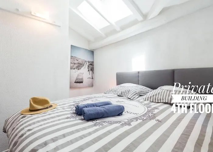 Private Building, 4 Apts, Unique At Nice- Old Town アパート *
