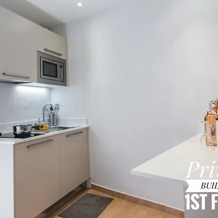 Private Building, 4 Apts, Unique At Nice- Old Town 아파트 *