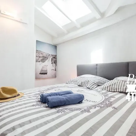 Private Building, 4 Apts, Unique At Nice- Old Town 아파트 *